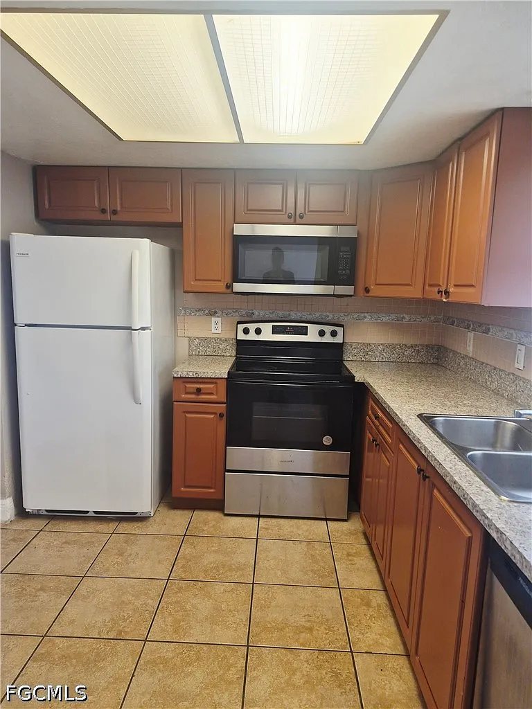 3 bed, 2.0 bath, 1205 sqft, $1,700 — Photo 2