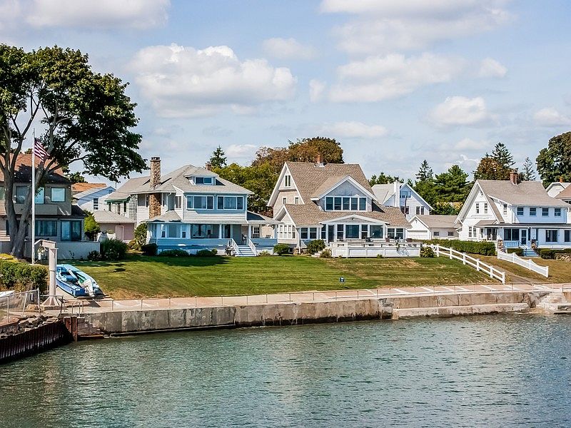 Gorgeous Waterfront; Does not need flood insurance.