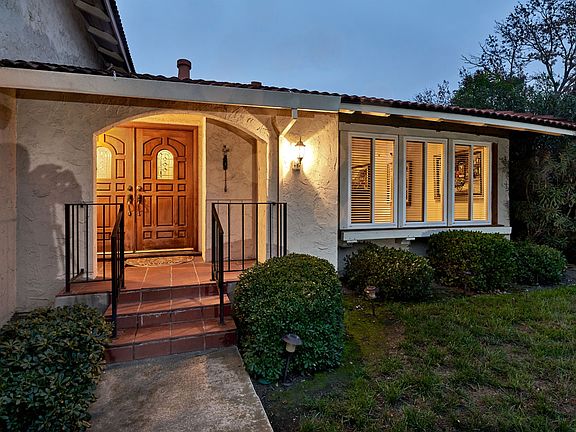 2nd image of 431 Avenida Palmas