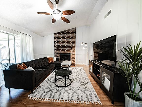 3rd image of 2049 Houndslake Dr
