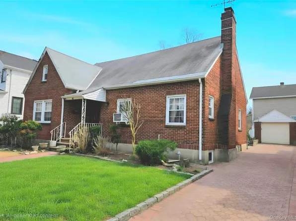 190 Bryant Avenue, Floral Park, NY 11001