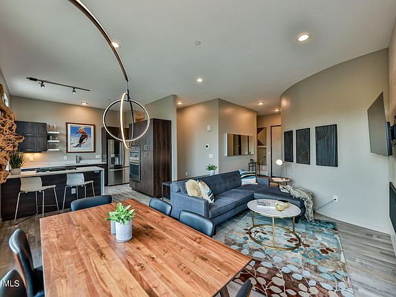 5th image of 422 Iron Horse Way #301