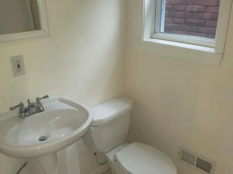 522 Lloyd St — Photo 9