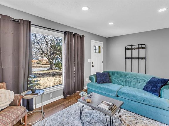 4th image of 8624 Rainbow Ln