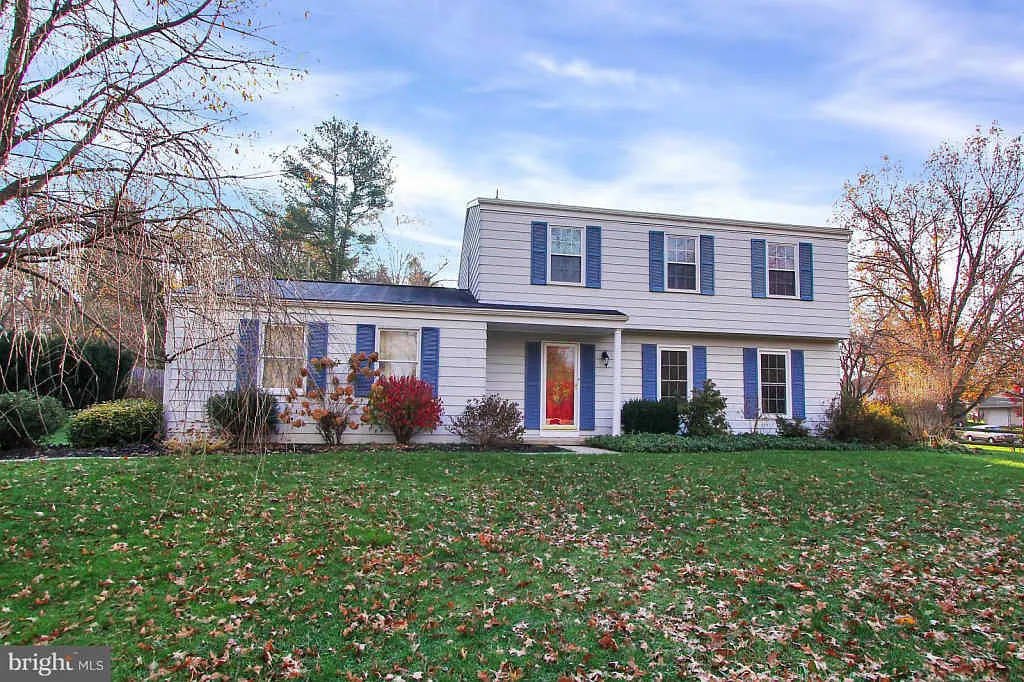 933 Edinburgh Dr photo 1
