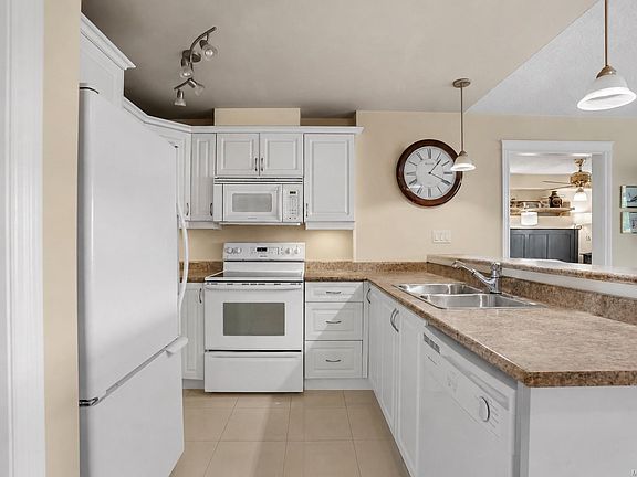 3rd image of 4536 Viewmont Ave #204