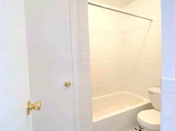 4th image of 149 W 72nd St #4R