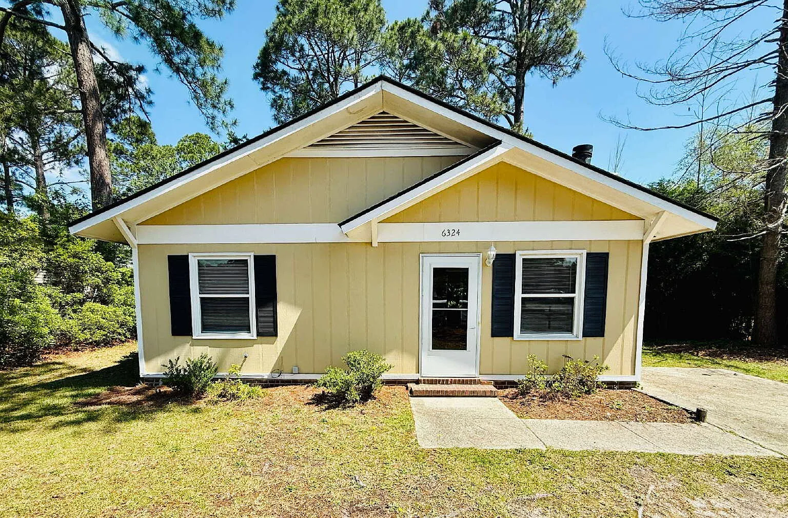 2 bed, 1.0 bath, 968 sqft, $1,050 — Photo 1