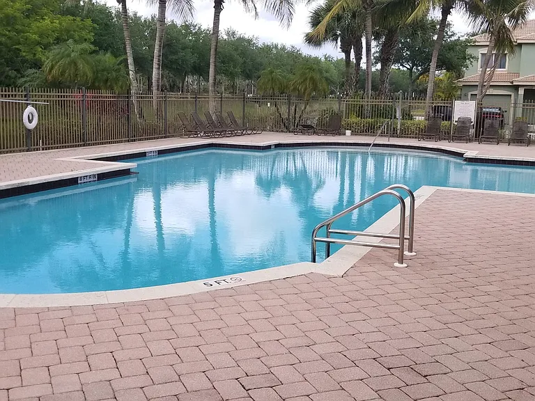 350 Crestwood Cir #201 — Photo 4