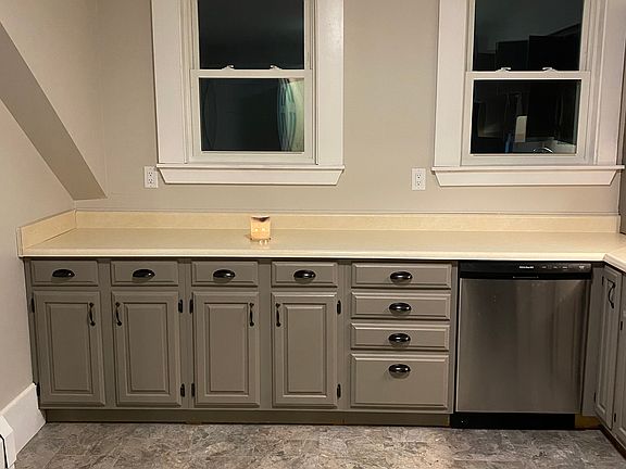 Lots of storage space in kitchen (cabinets and pantry)