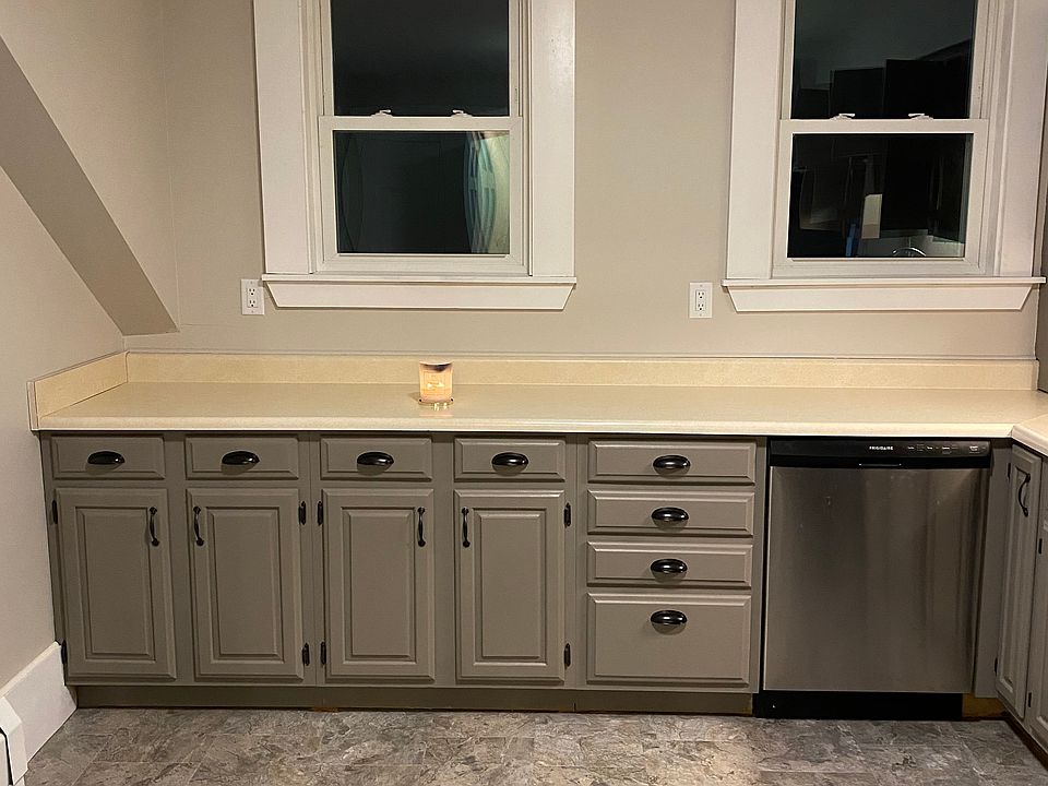 Lots of storage space in kitchen (cabinets and pantry)