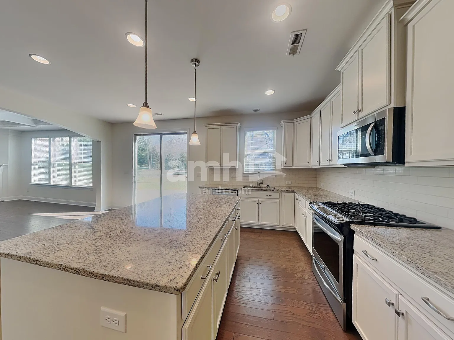 5 bed, 2.5 bath, 2642 sqft, $2,635 — Photo 3