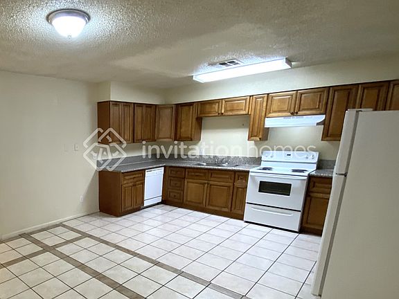 4th image of 8233 W Clarendon Ave