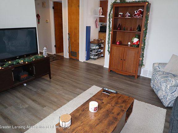 4th image of 2174-2176 Meadowlawn Dr