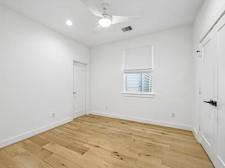 921 W 21st St — Photo 22