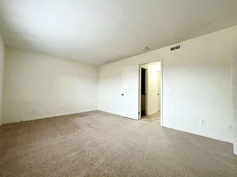 Collinwood Apartments — Photo 9
