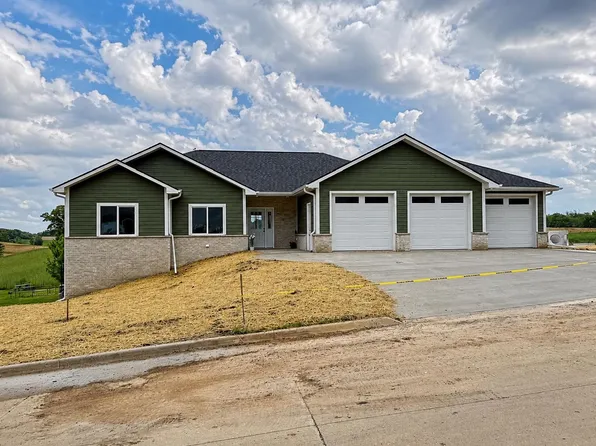 1106 Ione Dr, Peosta, IA 52068