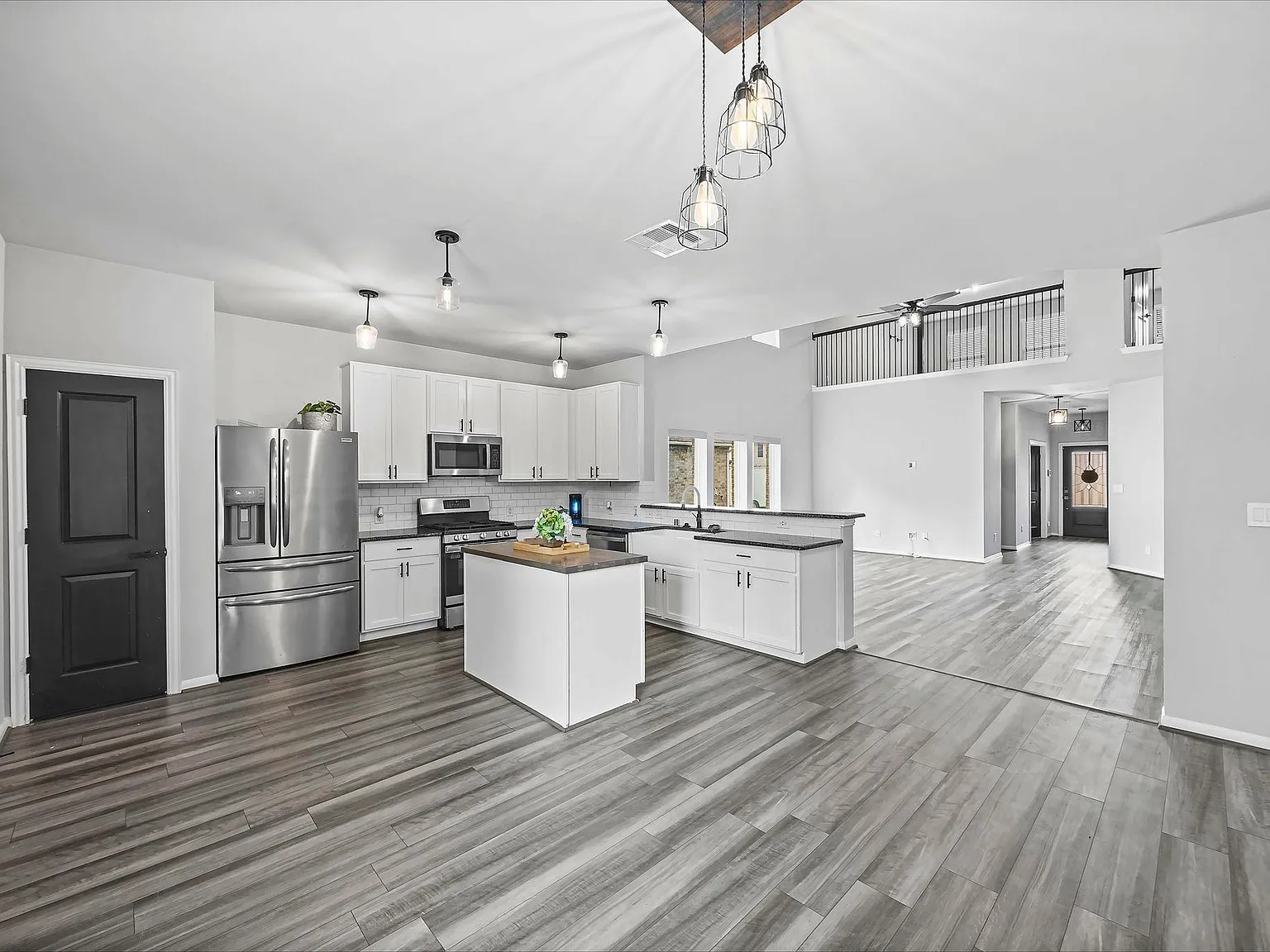 4 bed, 2.5 bath, 2504 sqft, $3,100 — Photo 4