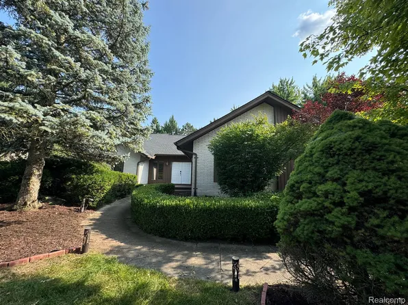6391 Denton Dr, Troy, MI 48098