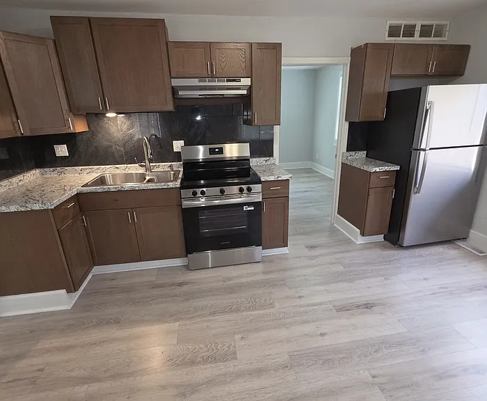 1332 S Pleasant St — Photo 8