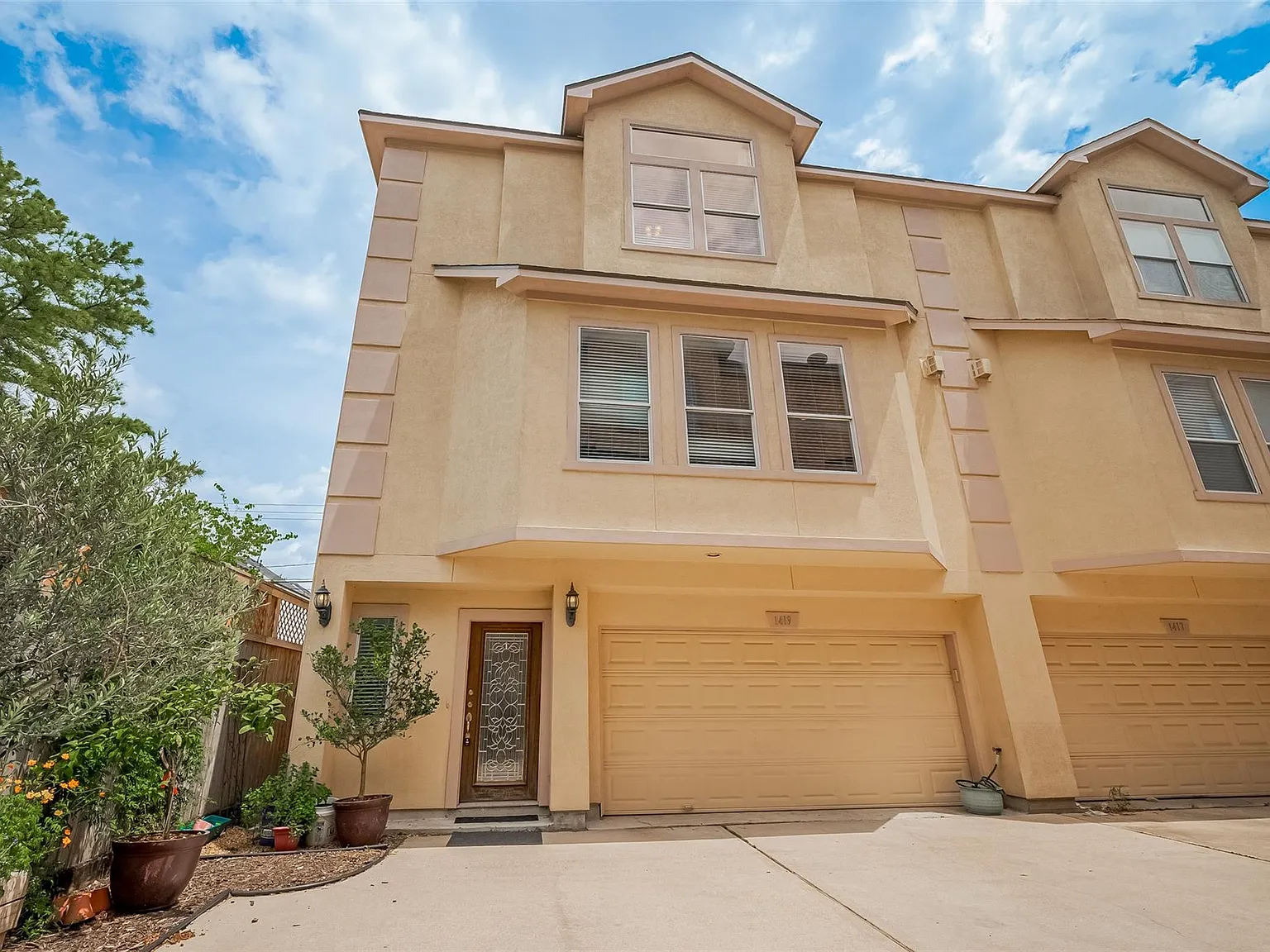 3 bed, 3.5 bath, 2793 sqft, $3,100 — Photo 2