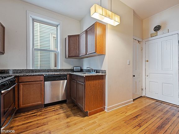 4th image of 1130 W Oakdale Ave APT 1R