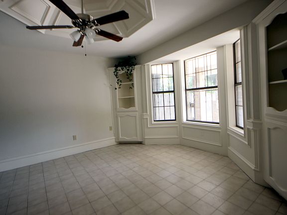 3rd image of 901 S Huisache Ct