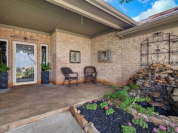 2nd image of 800 Joshua Dr