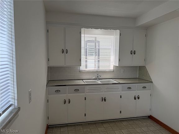 4th image of 2119 Warren Rd