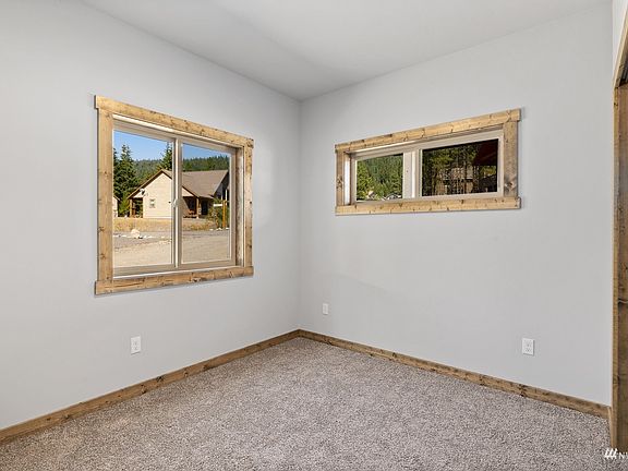  Photos from a similar cabin. >