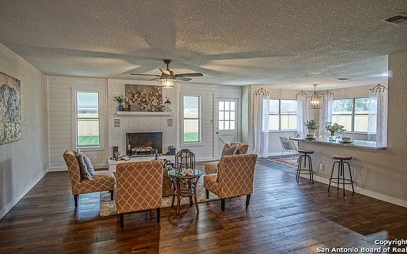 2nd image of 1347 Carnation Ln