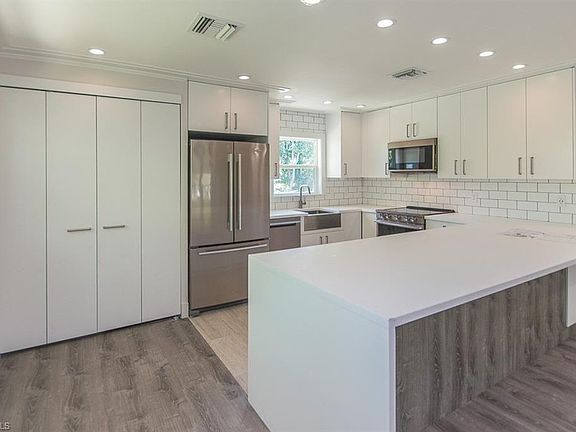 Beautifully appointed entertainer''s kitchen with all new appliances