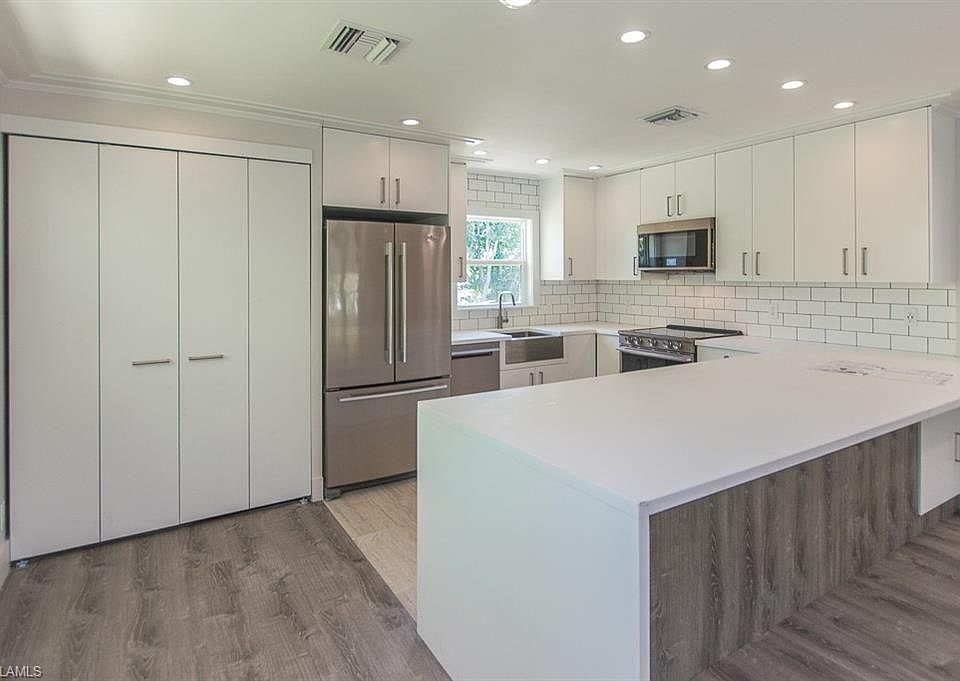 Beautifully appointed entertainer''s kitchen with all new appliances