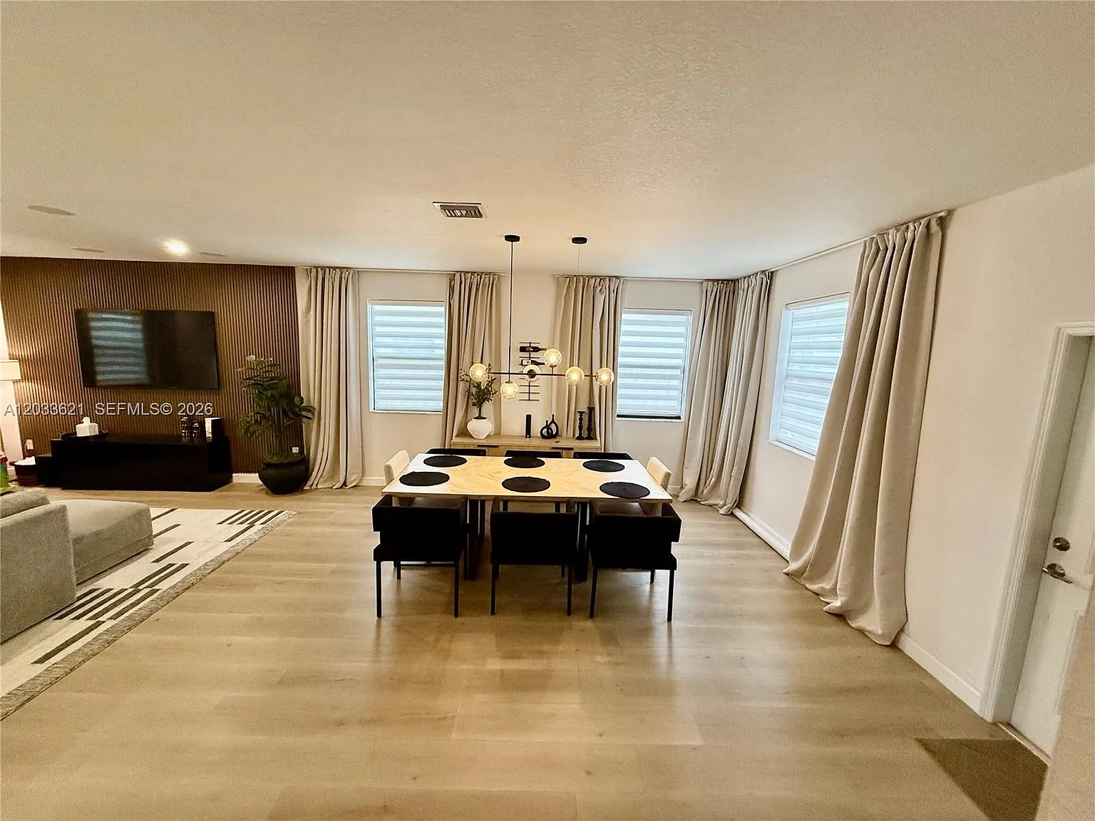 4 bed, 2205 sqft, $4,325 — Photo 4