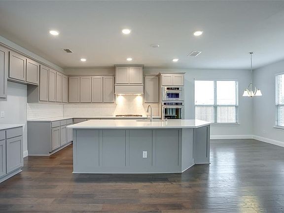 2nd image of 220 Dianna Dr