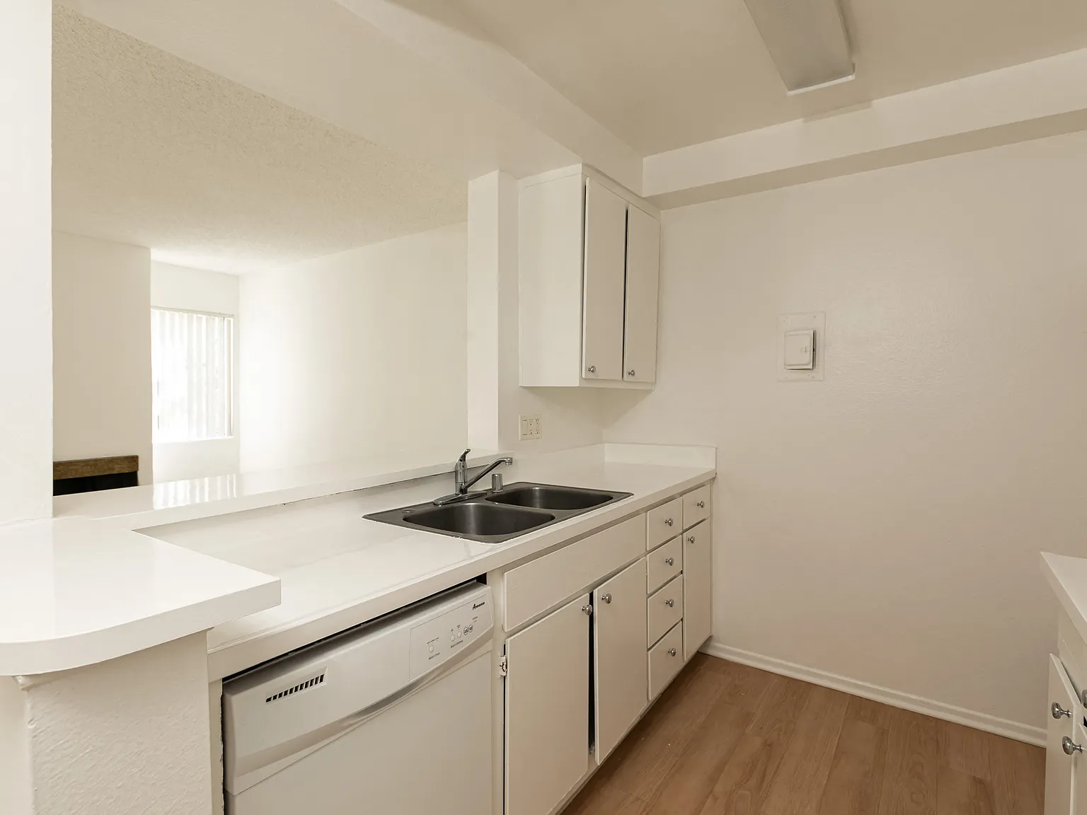 Wilshire Kingsley Regency — Photo 1