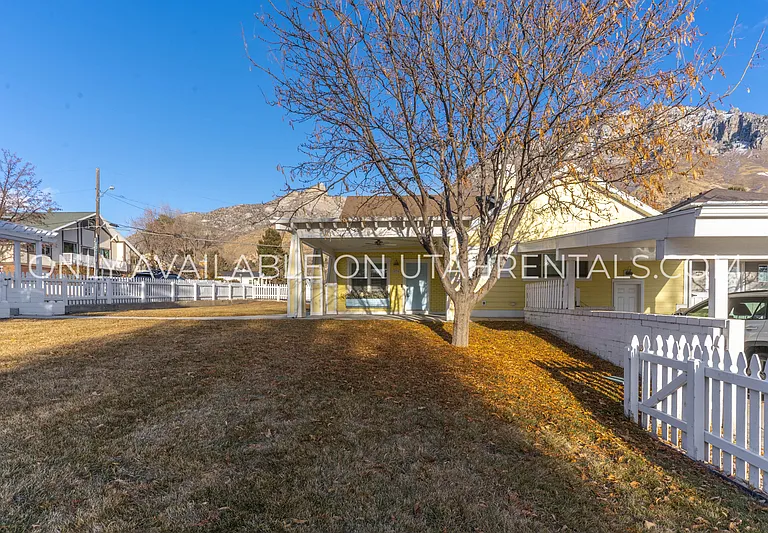 976 Briar Ave — Photo 3