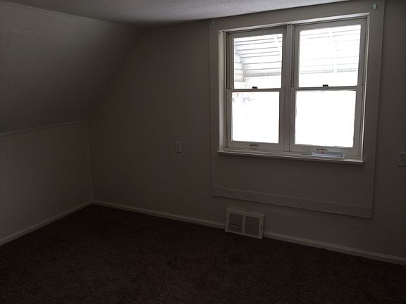 3rd image of 586 Saint James St
