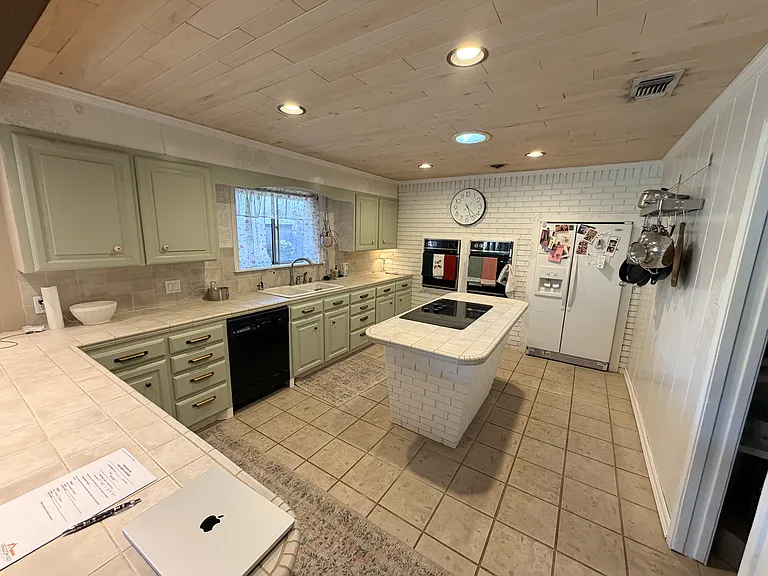 2601 Oxford Ave — Photo 2