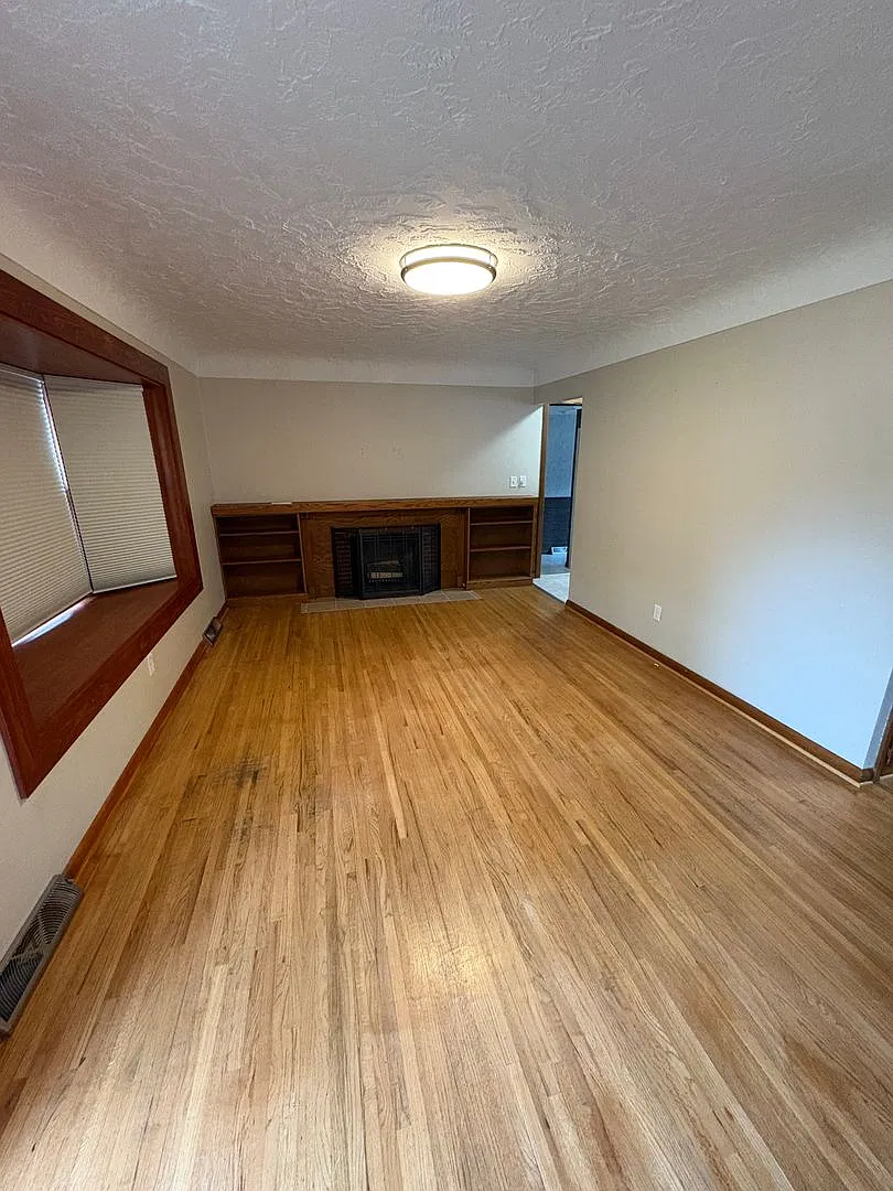 3 Bedroom 2 Bathroom Single Family home — Photo 2
