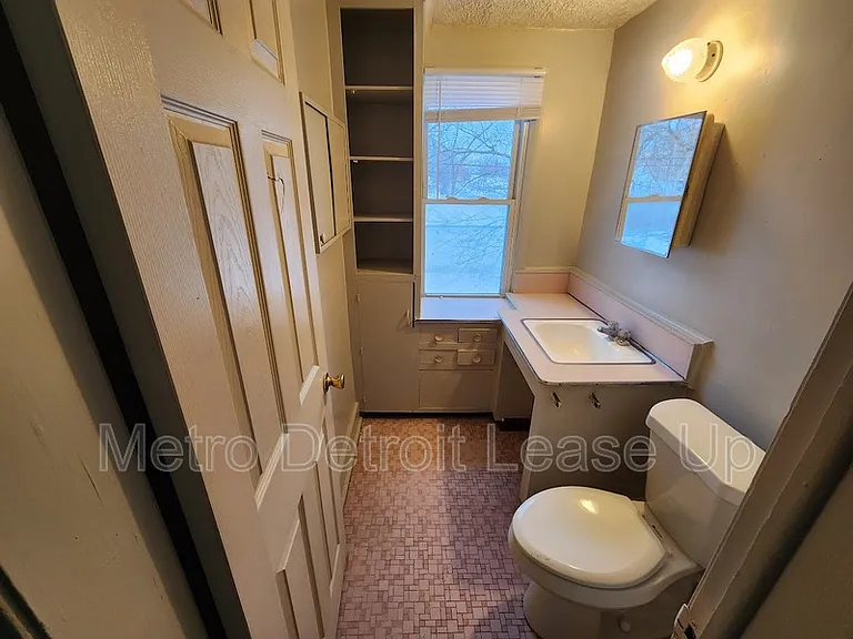 12000 Plainview Ave — Photo 8