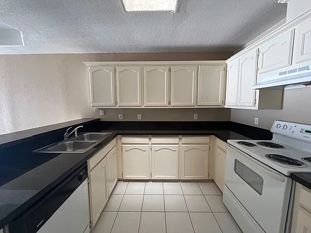 2105 Kimberly Lane - 3 — Photo 3