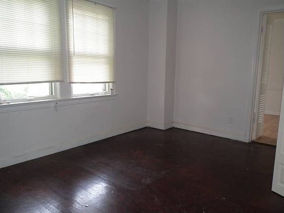 4th image of 7026 Roslyn Dr