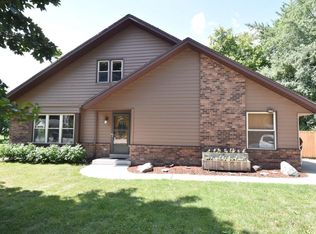 3795 S Spruce Rd, New Berlin, WI 53151