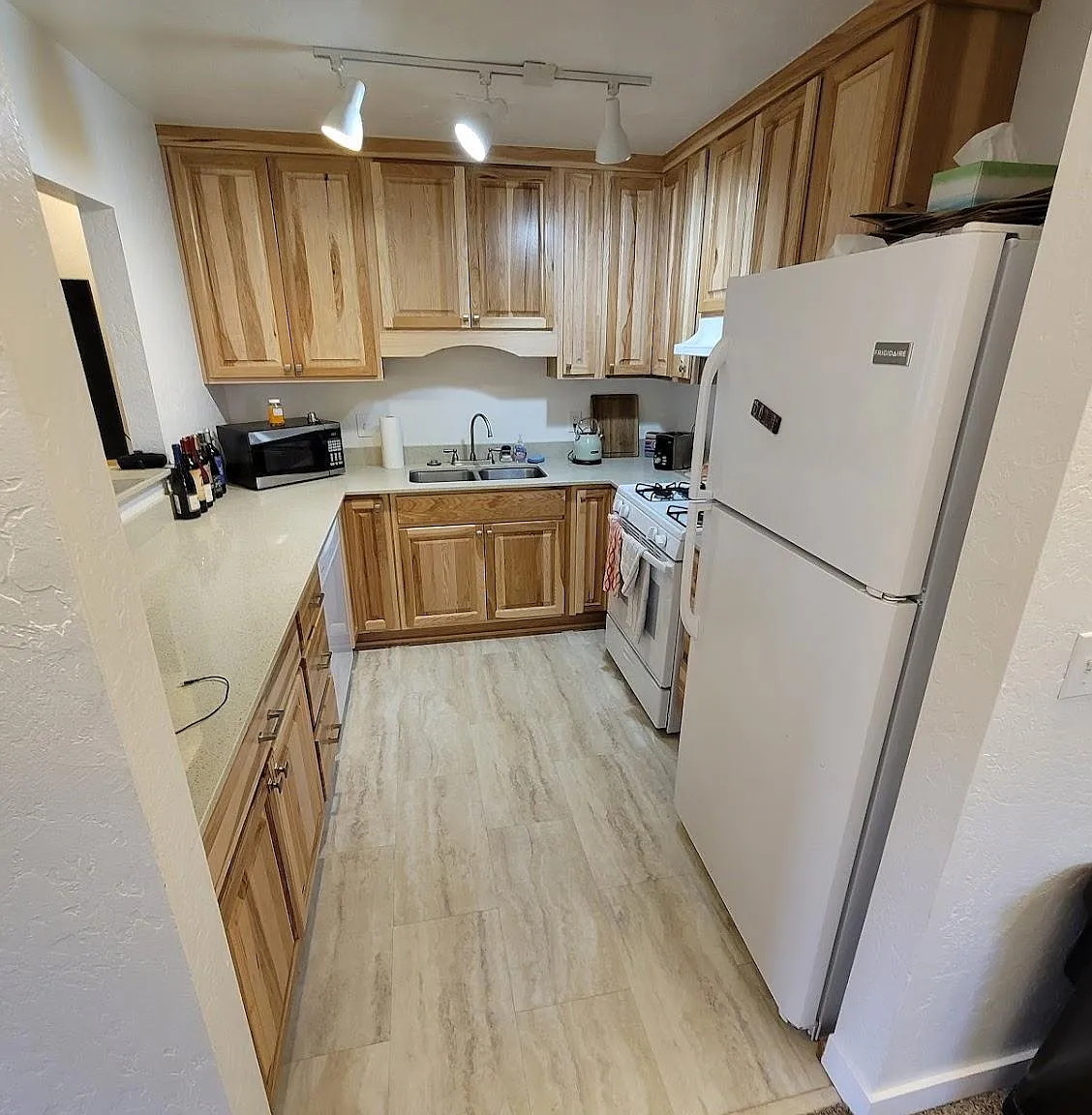 2 bed, 1.5 bath, 1250 sqft, $3,075 — Photo 2