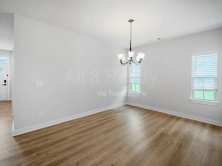 533 Daffodil Ln — Photo 3