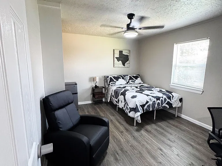 Oak Leaf Ln — Photo 1