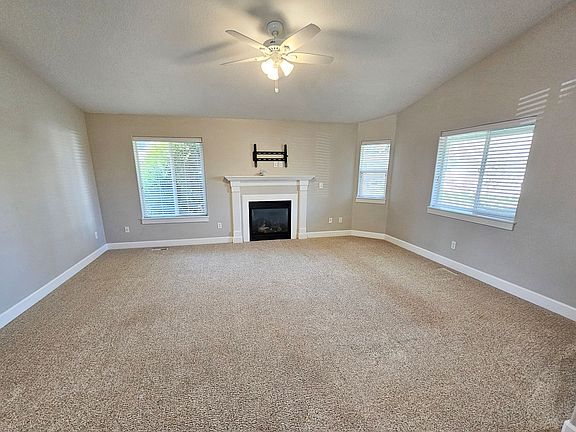 3rd image of 917 N Cascade Dr