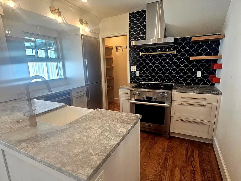 102 E Oak St — Photo 7