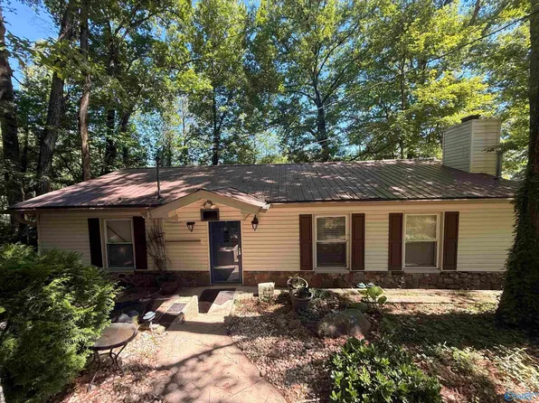 4512 Hideaway Ln, Guntersville, AL 35976